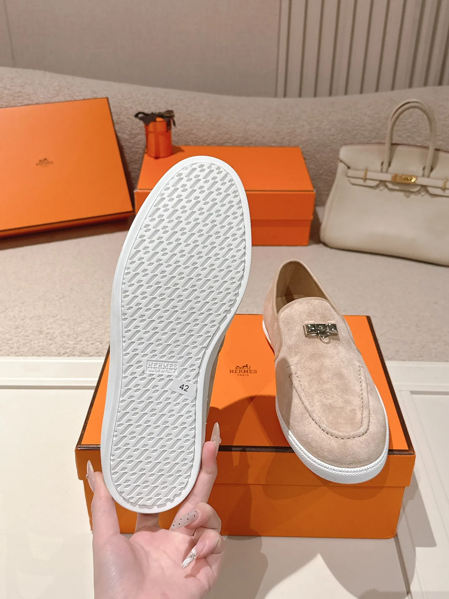 Men's Men's Shoes 600💰 Hermes# Couple Studded Loafers Calfskin and suede goatskin lace-up free sneakers with signature "H" detail. The design is simple and smooth, creating a fashionable urban look. It is comfortable and versatile. H family classics are not outdated, and the delivery counter is exquisitely packaged🛍📦 Fabric: Original customized imported first-layer cowhide/cow down Lining: Imported soft sheepskin Sole: Original open-molded anti-slip TPU material Size: 35-45